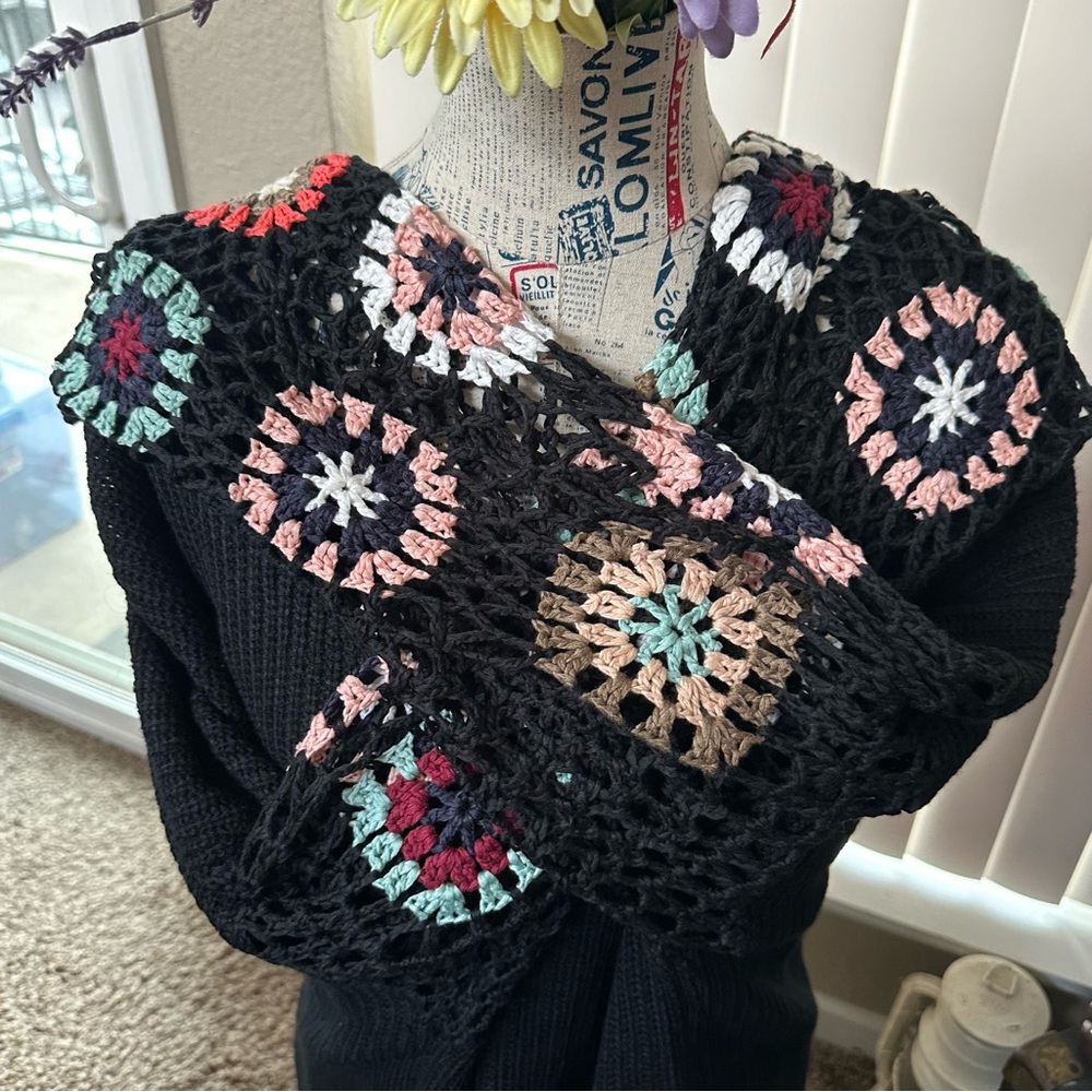 NWT-Gorgeous Gorgeous Lightweight Boho Style Sweater. Crochet Sleeves! - Picture 5 of 16